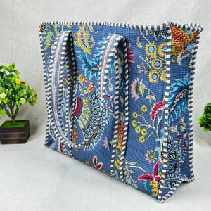 พกพาสะดวกด้วยกระเป๋าโท้ทอเนกประสงค์ของเรา แข็งแรง ทันสมัย และออกแบบมาเพื่อให้ของใช้ของคุณปลอดภัยและจัดระเบียบ - Product Image 1