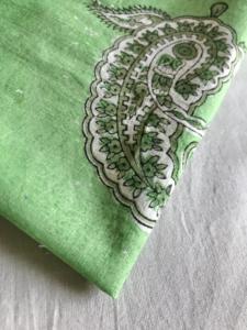 Tela de Algodón Estampada a Mano con Motivo Paisley Verde (Kairi) sobre Base Sólida - Product Image 3
