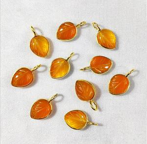 Pendentif en feuille de cornaline sculptée plaqué or argent 925 pierre précieuse charme feuille de cornaline naturelle pendentif pour la fabrication de bijoux - Product Image 1