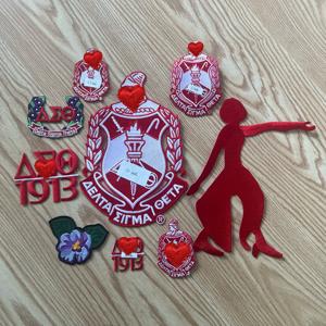 Tous les groupes Patchs en fer personnalisés avec alphabet grec Chenille Brodé Fleur Forme Chaleur Appliquée Fraternité Sororité Patch - Product Image 1