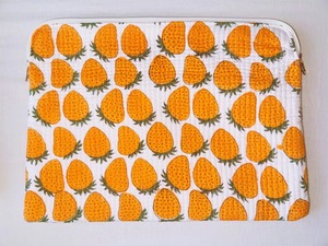 Sac d'affaires durable fait à la main matelassé 100% coton élégant motif fraise pochette pour ordinateur portable iPad - Product Image 2