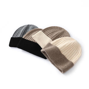 Bonnet d'hiver en tricot personnalisé avec écusson en cuir brodé en 3D et étiquette tissée pour la plage, les voyages et les affaires - Product Image 1