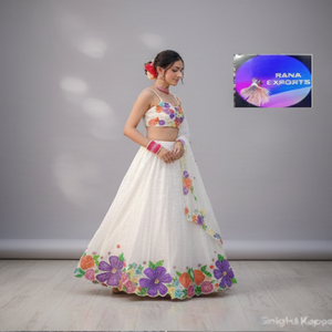 Ensemble élégant Lehenga Choli en soie blanche peinte à la main à fleurs Blouse brodée colorée avec bordure pour les fêtes - Product Image 3