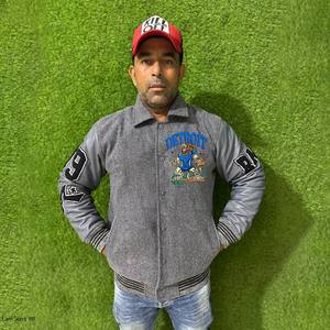 เสื้อแจ็คเก็ตบอมเบอร์ผู้ชายคุณภาพสูง ผ้าเคลือบอย่างดี ดีไซน์ปักลาย ปกคอพับ แขนเสื้อแบบ Letterman สไตล์สตรีทแฟชั่นสำหรับฤดูใบไม้ร่วงและฤดูหนาว - Product Image 1