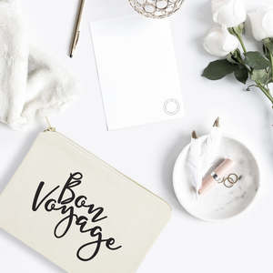 กระเป๋าเครื่องสำอางผ้าลินินรักษ์โลก Bon Voyage แบบพกพา กระเป๋าผ้าแคนวาสใส่เครื่องสำอางพร้อมซิปปิด ลายตัวอักษร ของใช้จำเป็นสำหรับการเดินทาง - Product Image 3