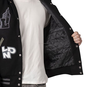 Veste universitaire unisexe à capuche en laine avec manches en cuir végétalien, broderie graphique sur le devant, patchwork, style Letterman urbain - Product Image 6