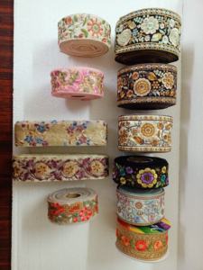 Rubans et dentelles brodés à la machine sur mesure en quatre modèles différents et couleurs assorties pour robes de mariée - Product Image 3