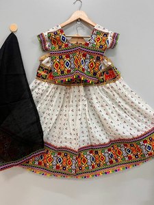 Ensemble Chaniya Choli traditionnel de style culturel gujarati en pur coton avec broderie lourde et travail de miroir véritable, avec dupatta contrasté - Product Image 4