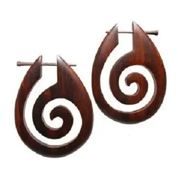 أقراط صغيرة حلزونية من Chic-Net أقراط كبيرة من الخشب بنية الشكل من Helix Sono هوب مجوهرات طبيعية من Plug Tribal