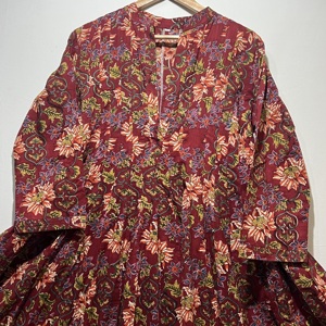 เดรสผ้าฝ้ายสีแดงทรงสวยสำหรับผู้หญิง ดีไซน์เป็นมิตรต่อสิ่งแวดล้อม คอวี แขนทรงกระดิ่ง แต่งลายชาติพันธุ์ เอวเข้ารูป ดีไซน์เนอร์คุร์ติ - Product Image 4