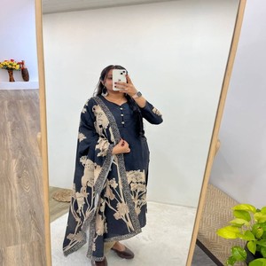 Ensemble Designer Kurti en tissu de mousseline noire avec impression numérique florale, pantalon Dupatta et Santoon indien assorti - Product Image 1