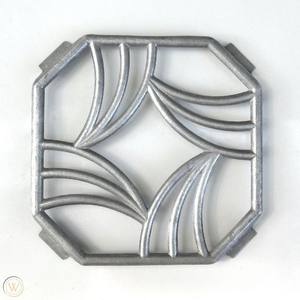 Dessous de plat en métal fait main fantaisie avec un design unique et fini Vente chaude Dessous de plat fini brillant en métal pour les décors de maison et de cuisine - Product Image 3