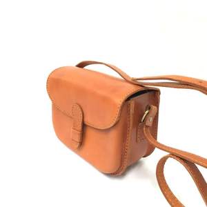 Mini bandolera clásica de cuero para SILLÍN para mujer, bolso de hombro tostado hecho a mano con cierre de solapa y aspecto Vintage de Indonesia - Product Image 1