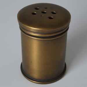 Molinillo de sal y pimienta de madera artesanal con superficie de pátina texturizada Artesanal hecho a mano que ofrece acento decorativo - Product Image 5