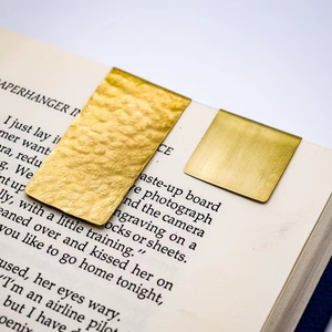 Signet en métal classique et traditionnel, adapté aux collections de livres vintage et aux styles de lecture intemporels - Product Image 1