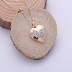 Pendentif cœur empreinte de pied de bébé en diamant de laboratoire certifié IGI en or jaune/blanc et or rose 14 carats, pendentif sentimental mère et bébé - Product Image 1