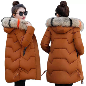 Nuevo diseño 2025, chaqueta de plumón larga acolchada de invierno a la moda femenina personalizada para mujer a precio mayorista - Product Image 1