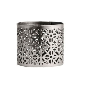 Bougeoir votif en métal fini de qualité supérieure fabriqué à la main, parfait pour l'ambiance chaleureuse du dîner et les thèmes de décoration antique - Product Image 2