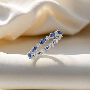 Anillo de eternidad de oro macizo de 18 quilates para mujer con zafiro y diamantes de talla brillante redonda con engaste pavé, estilo clásico - Product Image 3