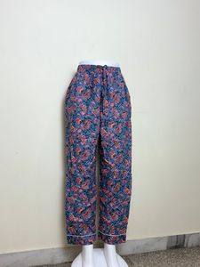 Pantalon de détente en coton doux et respirant avec un imprimé floral vibrant, parfait pour se détendre à la maison avec style. - Product Image 5