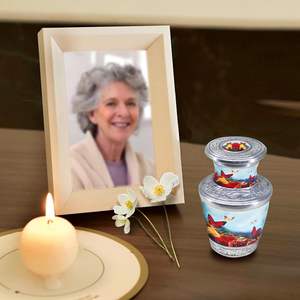 Urnas pequeñas de recuerdo de mariposa para cenizas humanas Mini urna para regalar a los seres queridos Se adapta a una pequeña cantidad de restos cremados - Product Image 1