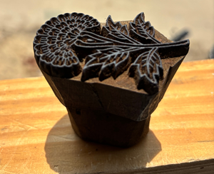 Bloque de Impresión Manual de Madera con Diseño Floral de Rosas |   Madera de Sheesham Tallada a Mano para Impresión Textil y Manualidades - Product Image 1