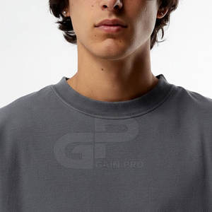 T-shirt court et ample de style streetwear pour homme, avec des proportions équilibrées et un look urbain décontracté. - Product Image 5