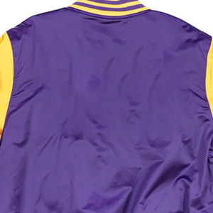 Chaqueta Varsity Premium Morada y Dorada, Corte Ajustado, Estilo Urbano, Tipo Béisbol, Cuello en V, Bolsillos con Cremallera, Impermeable - Product Image 6