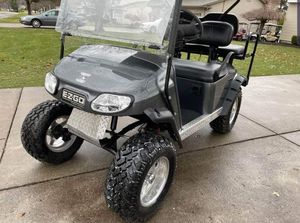 Carrito de golf eléctrico EZGO de 4 plazas todoterreno negro con techo y parabrisas - Product Image 2