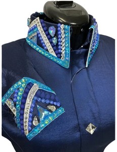 Camisa Cowgirl Western Show hecha a mano en azul marino impresa en tela de tafetán elástico para uso ecuestre - Product Image 2