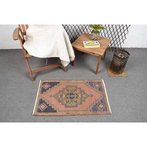 Alfombra de lana caucásica vintage 1,8x2,9 pies patrón geométrico marrón y púrpura para decoración de sala de estar o pasillo con respaldo de látex - Product Image 1