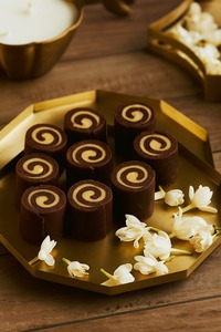 Plateau décoratif à chocolat en métal finition or élégance traditionnelle avec utilité moderne pour votre collection de vaisselle - Product Image 5