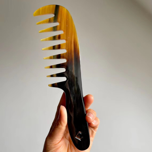 Peine de Cuerno 100% Natural Auténtico de la India, Estilo Buey Hecho a Mano con Técnica de Pulido Náutico por Javed Handicrafts - Product Image 1