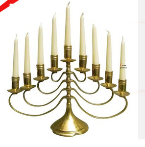 Menorá de siete brazos de acero inoxidable con acabado dorado estilo New Look para el hogar o el templo. - Product Image 4