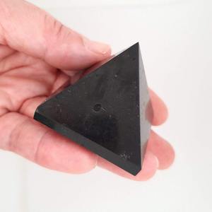 Pyramides de tourmaline noire polie les plus vendues pour la protection contre l'énergie négative et la méditation dans le monde entier - Product Image 5