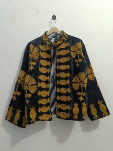 Veste de broderie Suzani faite à la main de qualité supérieure pour les acheteurs de mode mondiaux et les revendeurs de vêtements d'extérieur disponibles à la vente - Product Image 3