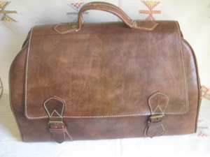 Sac de voyage rectangulaire classique en cuir véritable écologique, fait main avec poignée souple et fermeture à boucle, marron pour homme, sacs en cuir - Product Image 1