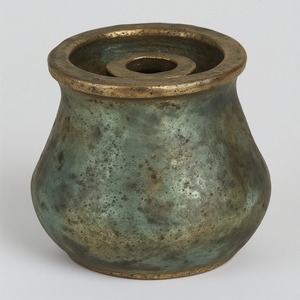 Una base refinada que mezcla la calidez de la madera teñida con la durabilidad y el aspecto clásico de un acabado antiguo - Product Image 5