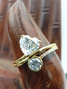 Joyería fina 10K Oro amarillo sólido Corazón y piedra redonda Anillo de compromiso de diamantes 2,5 CT Anillo de boda de moissanita blanca - Product Image 5