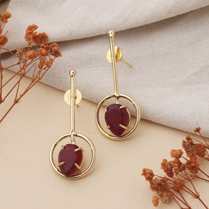 Hermosos pendientes de piedra de cristal rojo profundo, accesorio de moda - Product Image 3