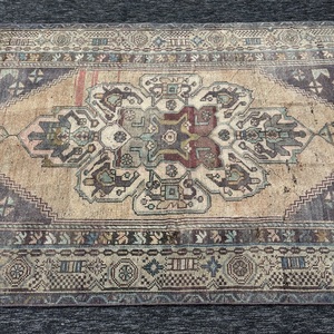 Alfombra decorativa Kilim vintage de 3.9x6.6 pies (119x200 cm), alfombra turca de lana con diseño geométrico arcoíris - Product Image 5