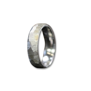Bague de mariage en acier inoxydable faite à la main avec finition martelée, couteaux de fiançailles personnalisables de qualité bricolage, support du fabricant OEM - Product Image 1
