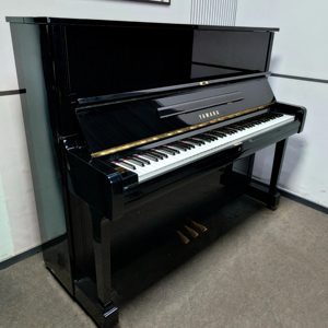 Piano Vertical Yamaha U1A de Alta Calidad con Acabado Negro, Tapa de Madera Sólida, Diseño Clásico y Tacto Suave (400+ U1) - Product Image 1