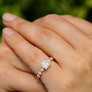 Anillo de Oro Amarillo de 14k/18k Personalizado con Certificado IGI, Anillo de Compromiso y Boda, Corte Princesa VVS D/E, Anillo con Diamante Cultivado en Laboratorio de 3.4ct - Product Image 3