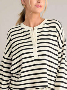 Conjunto de Salón a Rayas para Mujer con Botones, Sudadera de Manga Larga con Cuello Henley y Bloques de Color, y Pantalones Cortos, Conjunto Casual de Dos Piezas - Product Image 3