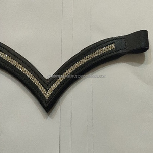 แผ่นรองขนม้าหนังสีดำรูปตัววีแบบนิ่มประดับเพชรคริสตัลสีทองและห่วงแบบปรับแต่งได้ - Product Image 4