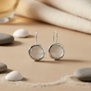 Boucles d'oreilles pendantes argentées pour femmes avec perle facettée géométrique en cuivre plaqué or et alliage plaqué or - Product Image 2