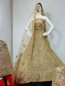 Lehenga Choli de Diseño Exclusivo para Novias, con Pedrería Jarkan y Bordados, Traje de Boda Indio-Pakistaní - Product Image 4
