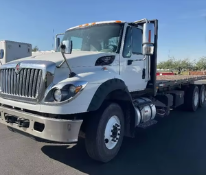 LISTO PARA ENVIAR, Camión de Plataforma Plana de 22 pies con Eje Tándem USADO de 2018 - 430HP, Transmisión Manual de 10 Velocidades, ENTREGA PUERTA A PUERTA EN TODO EL MUNDO - Product Image 1