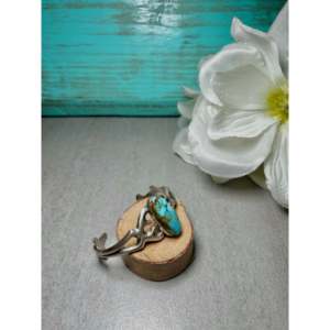 Bracelet manchette artisanal Navajo en turquoise de Kingman et argent sterling avec motif œil d'oiseau, bijou culturel de collection - Product Image 2